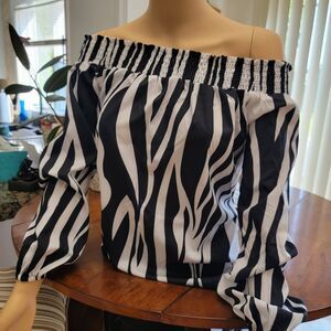 Women's Blouse Shirt XL Black & White - On or Off Shoulder, Versatile & Chic!
